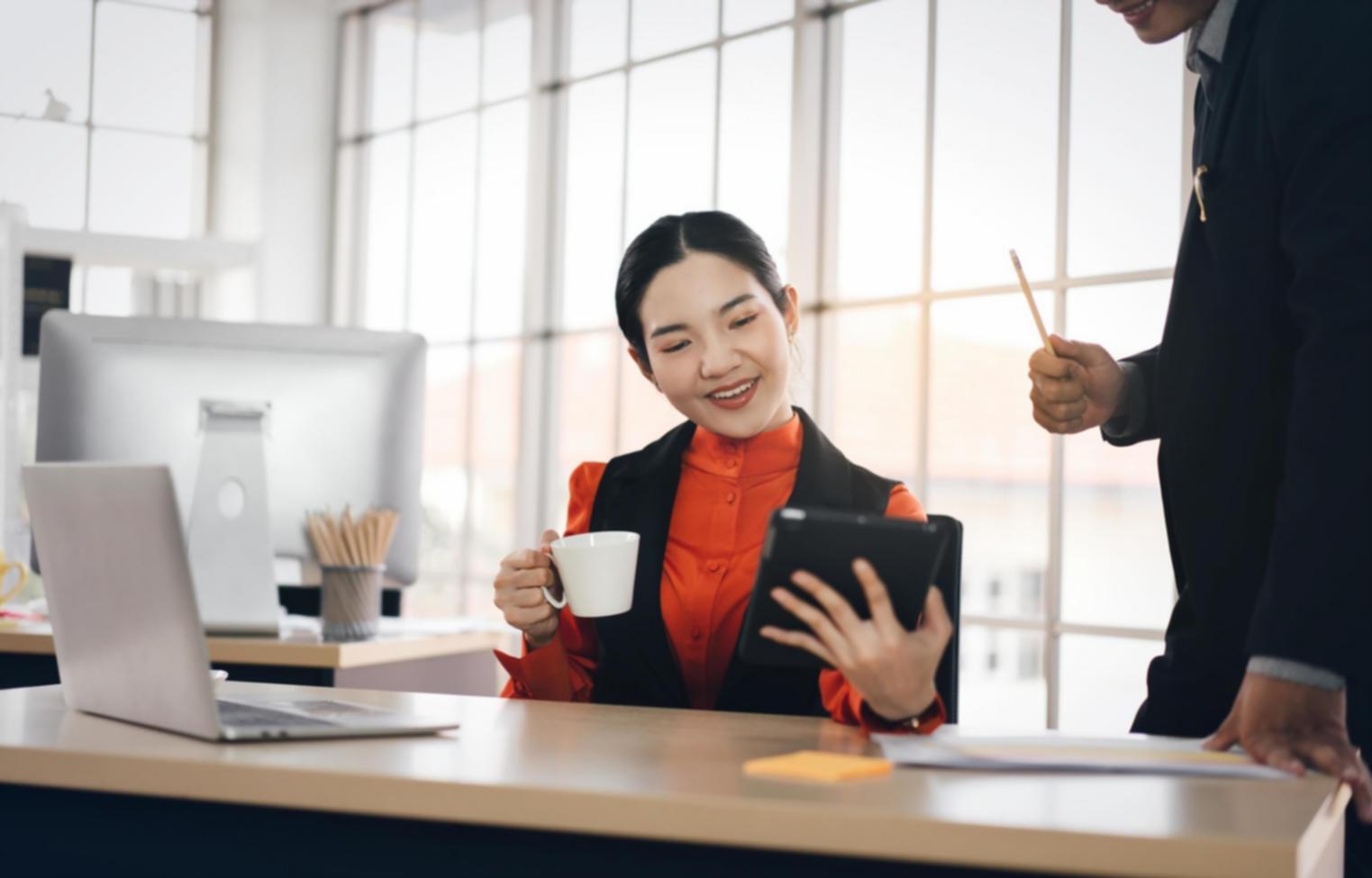 Participants utilisant des outils d'audit éditorial en atelier